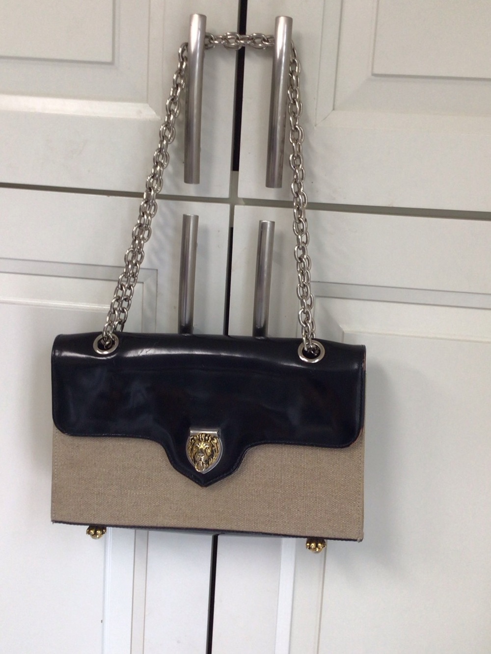 Vicenza inc Classic Two-Tone Chain Shoulder Bag in Black and Beige